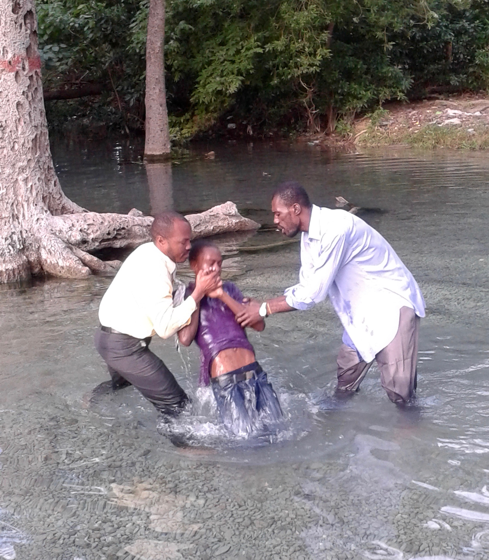 Uskoontulleet koululaiset kastetaan opettajien toimesta.
