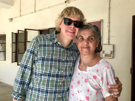Kun Tatu oli pieni poika Intiassa, Violet-täti keitteli hänelle joka päivä kiisseliä. Nyt Violet on 83-vuotias.