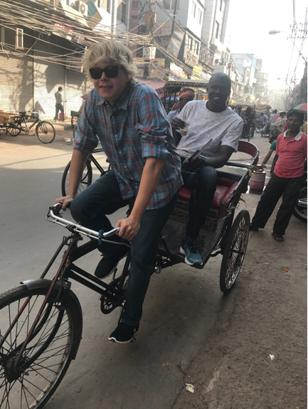 Tatu kuljettaa piispa Tobiasta Delhin keskustassa.