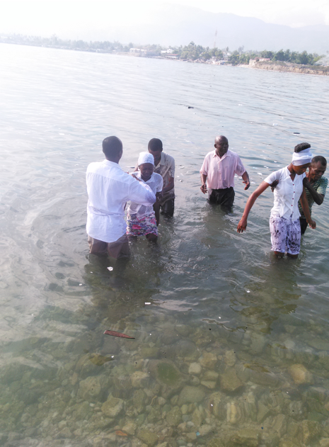 Kesällä uskoontulleita nuoria kastettiin useita kymmeniä.