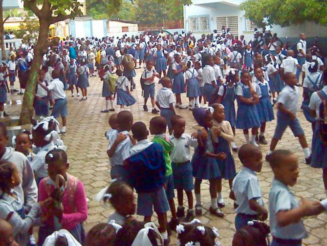 Koululaisia pihalla Haitilla