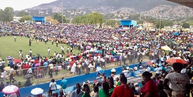 Väkeä kokoontumassa evankelioimistilaisuuteen Haitilla
