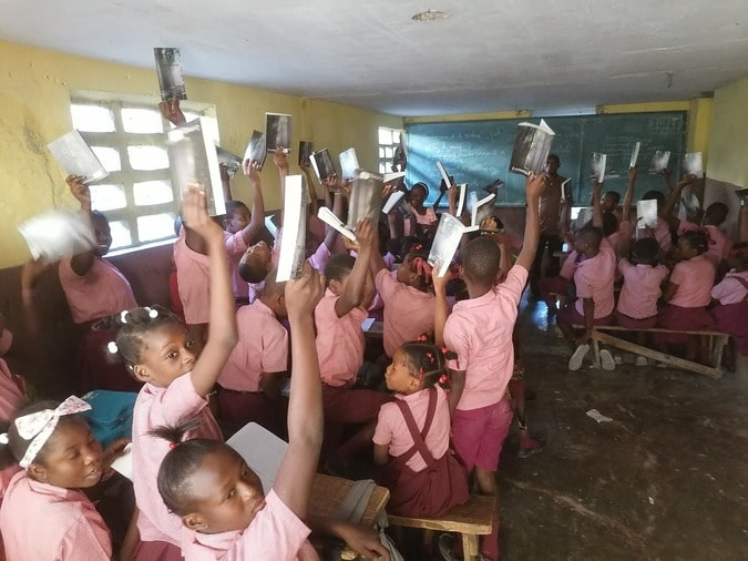 Oppilaat saivat ovat Raamatut Haitilla