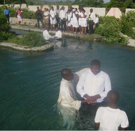 Haitilla kastetaan kahdessa jonossa