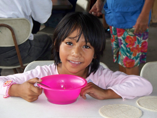Aterioiva tyttö Meksikon slummissa.