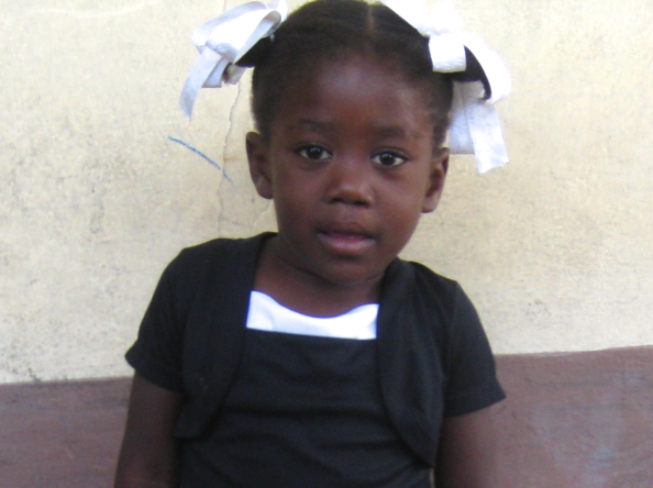Tällä kertaa tutustumme Adaisaan: 5-vuotias Adaisa asuu läntisen maapallon puoliskon köyhimmän maan vaarallisimmassa slummissa, Cite Soleilissa. Adaisa on täysin orpo. Hänen ainoa kaukainen sukulaisensa ansaitsee 40 senttiä päivässä. Adaisa kärsii vaikeasta aliravitsemuksesta. Hänellä ei ole kotia eikä omaa sänkyä. Hän on nyt meidän tukemanamme päässyt tänä syksynä kouluu ja saa päivittäisen ruuan. Koulussa Adaisa rakastaa laulamista ja tanssimista.