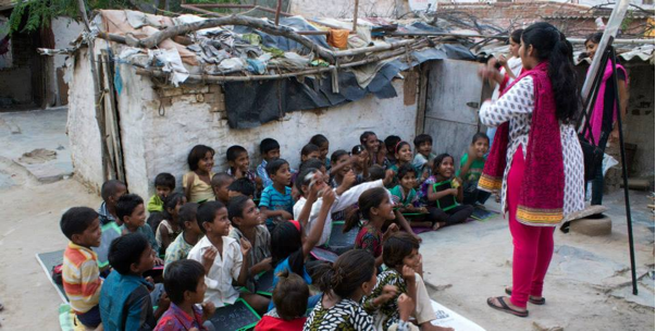 Meghna orpojen kanssa slummissa.